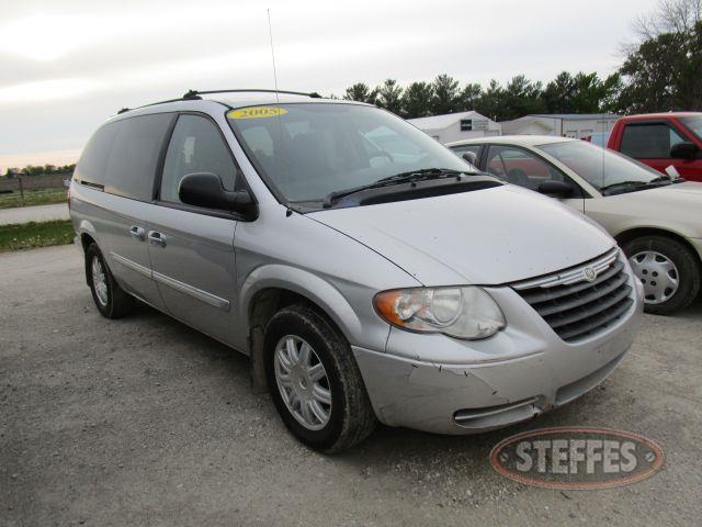 2005 Chrysler Town - Country_1.jpg